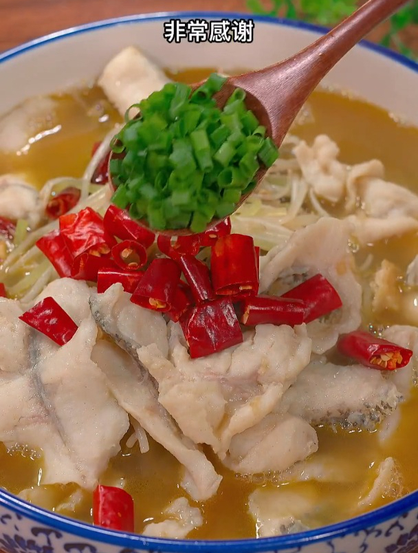 鲈鱼做个酸菜鱼 汤鲜肉嫩又营养 全家都爱吃