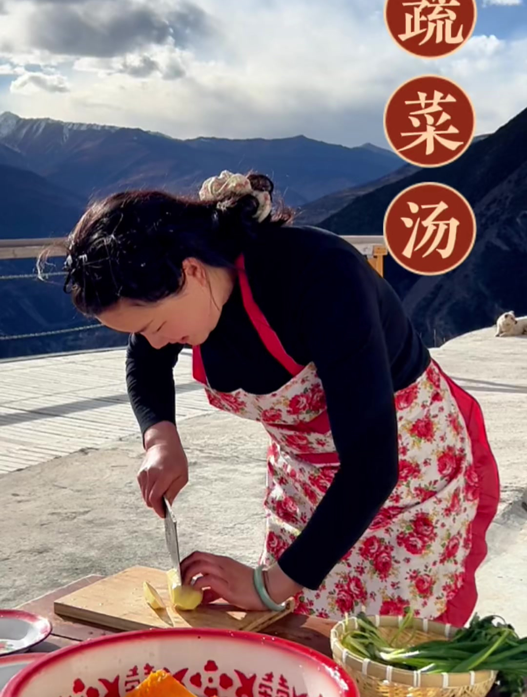 萍姐做了一锅洋芋汤汤,配上香肠、腊肉,太香啦