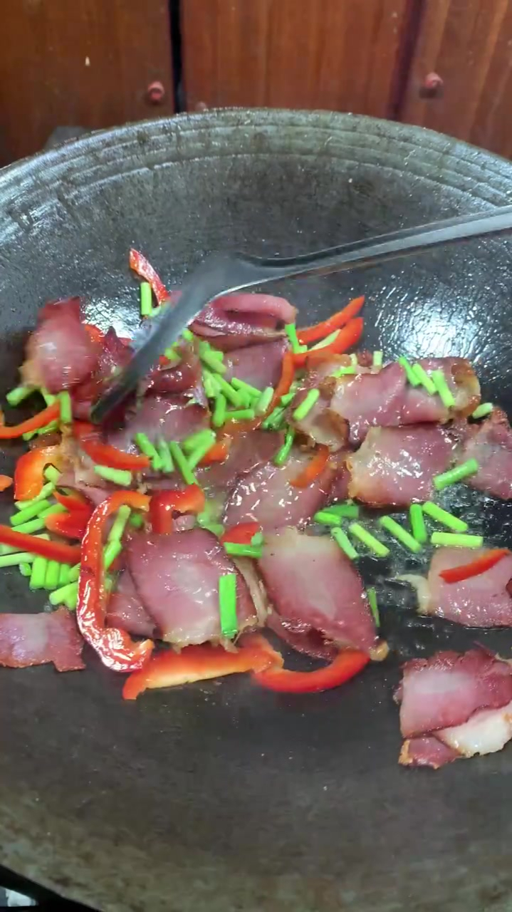 去年的老腊肉,用高压锅压20分钟