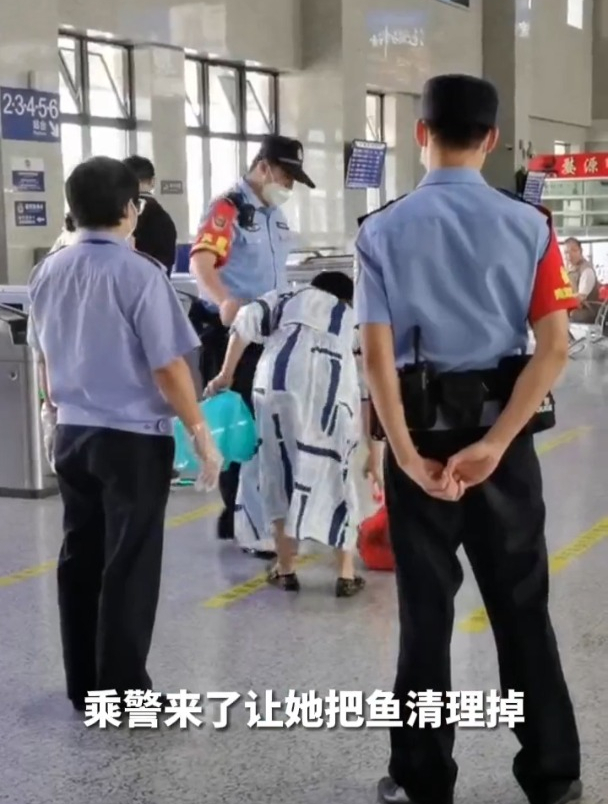 高铁禁止带活鱼大妈当场把鱼摔死,目击者:死鱼密封后带上了车(九派新闻)
