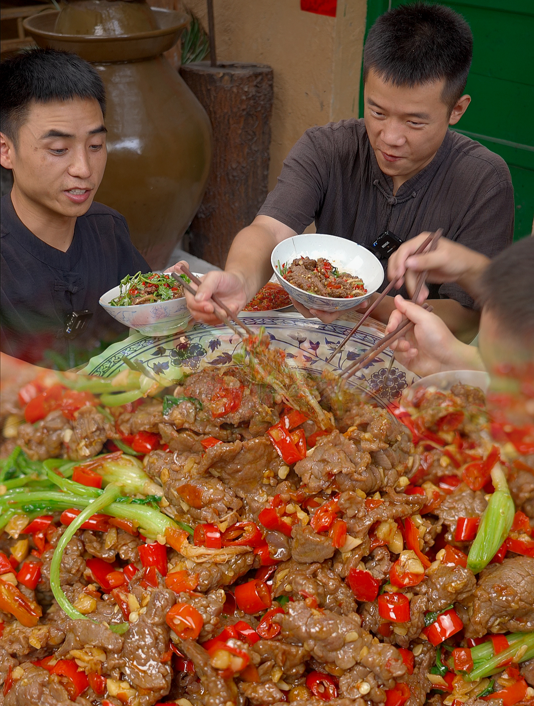 小米辣炒的爆辣牛肉一定要用香菜打底