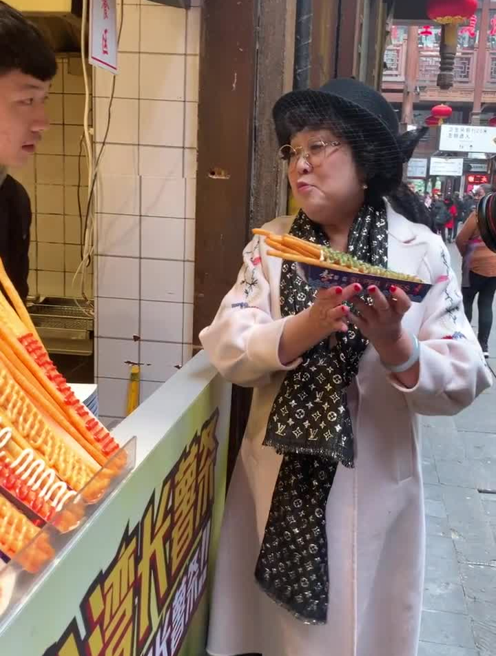 洪崖洞的洞主小天鹅集团创始人何永智“探店”