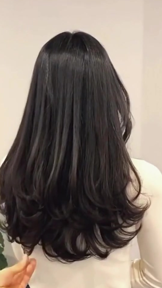 韩式鱼尾烫,发质毛躁自然卷头发都可以做这款发型,有质感好打理!