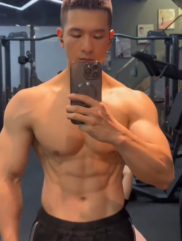 大长腿肌肉男实力比拼,公狗腰霸气生猛,一个比一个帅酷逼人!