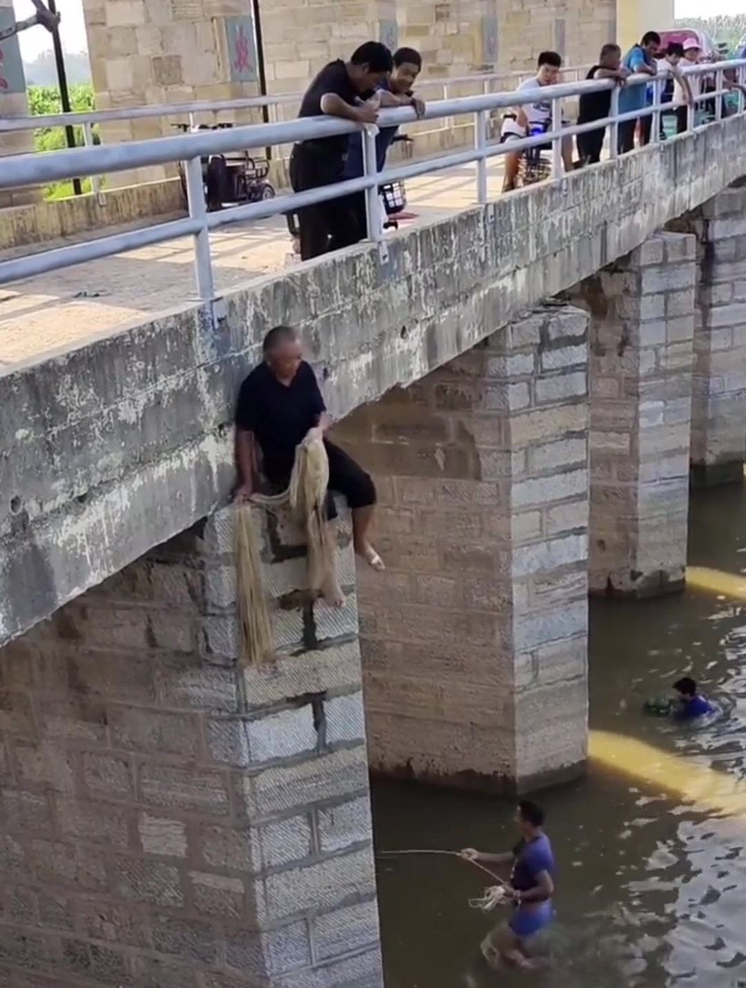 大雨过后撒网抓鱼,虽说风险和收获成正比,场面太惊险不值得
