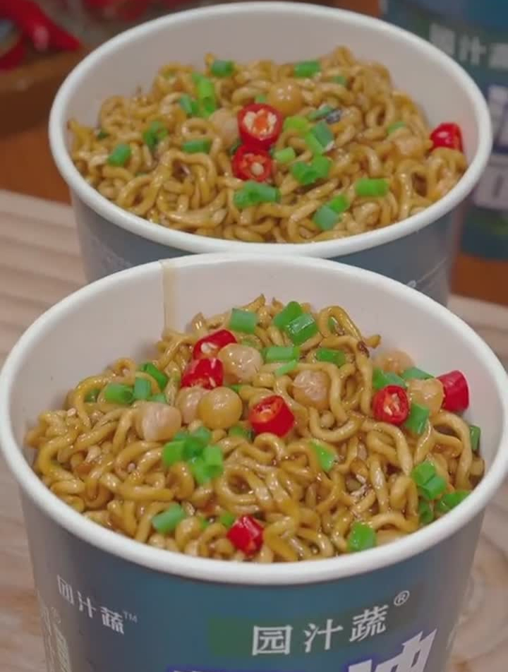 下班回家不想做饭的,可以试试这个葱油拌面,真的太好吃了
