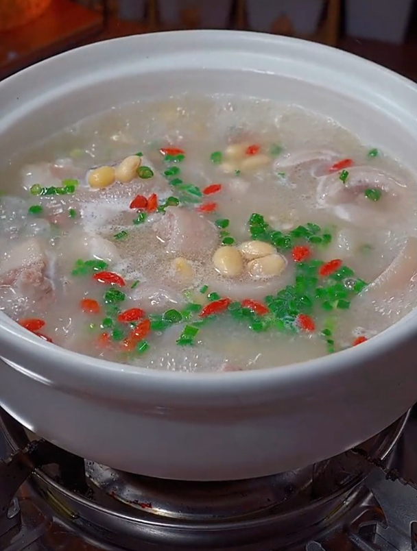 黄豆猪尾汤的详细制作方法