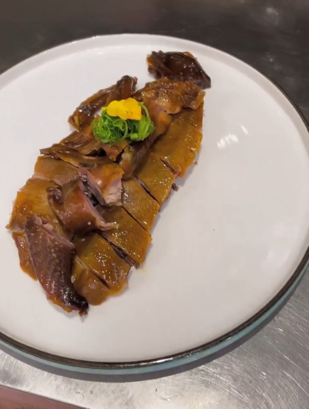 这款风干鸡带点腊味非常好吃,有很多人年夜饭腌制几百只