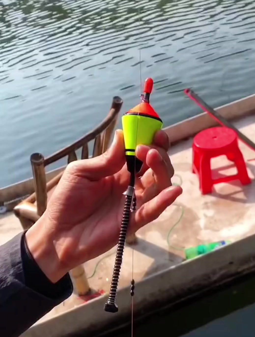 一级钓鱼大师研发的“自动钓鱼漂”火了,高灵敏机关,一钓一个准
