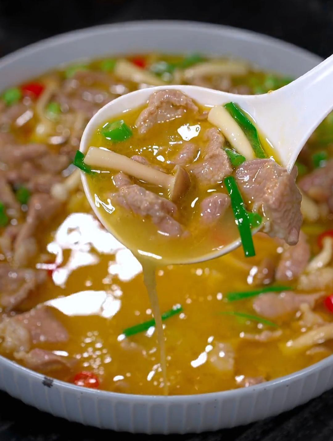梅花肉买回家,不要总炒着吃,试试酸汤的做法,酸辣过瘾肉片滑嫩