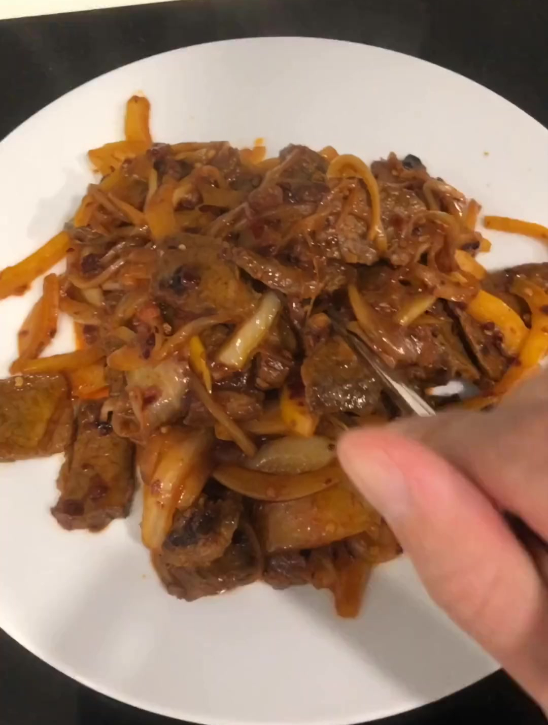 阿nic有次家里缺食材,无意中发明的老干妈炒牛肉!太好吃了!