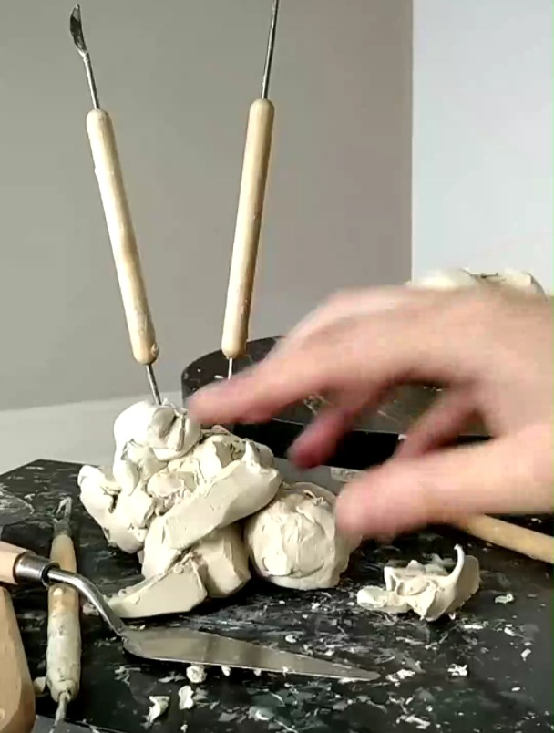 泥塑制作:用橡皮泥做一个躲在石头后的小人
