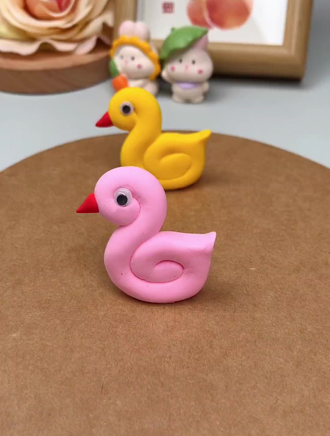 一起玩超轻粘土吧,做简单可爱的小鸭子,小班幼儿也能自己完成