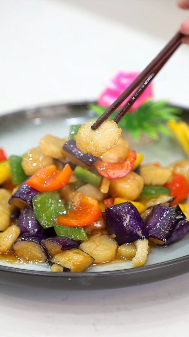 今天推荐大家做一份家常菜茄子烧鲜贝,好吃又美味!