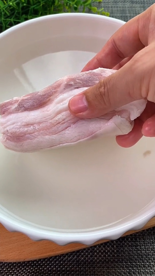 冷冻的肉,千万不要用水直接泡,教你如何三分钟如何解冻