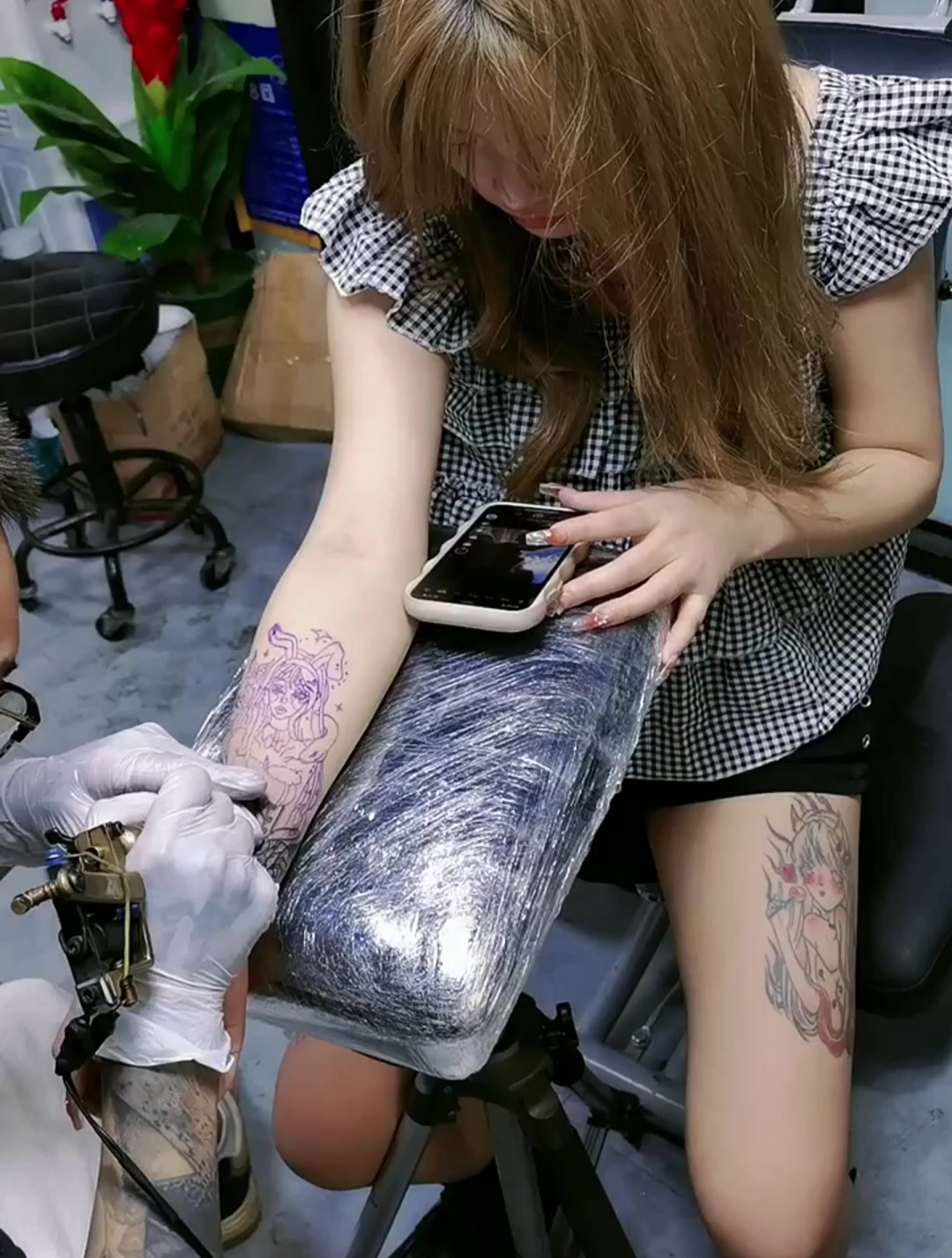 小姐姐为了变美真的拼了,在手臂上纹身,看着都疼!