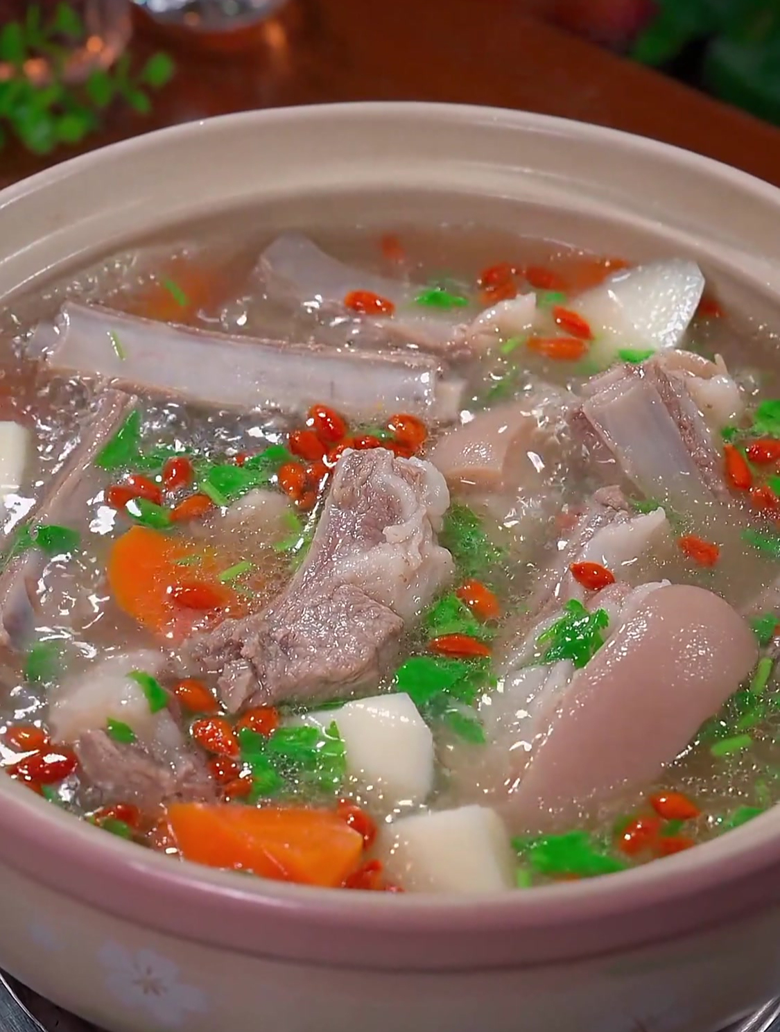 这样炖的羊肉汤,汤鲜味浓,搭配胡萝卜、山药更加营养了