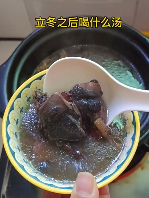 适合冬天喝的乌鸡黑豆汤,竟然还要加这些