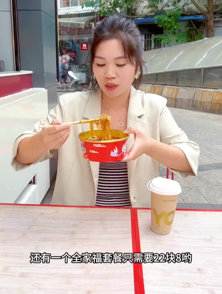 新世纪旁的锦当鲜幺九点八就有一份酸辣粉和一杯奶茶一个牛肉饼