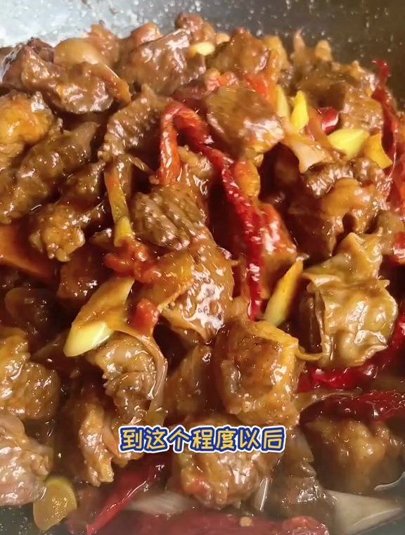 摄影师教大家做土豆烧牛肉米饭!