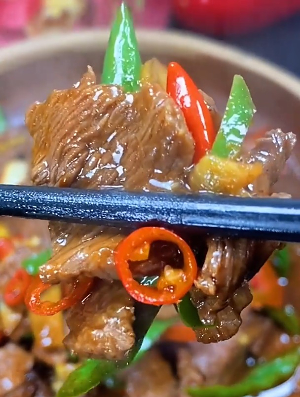 小炒牛肉这样炒,香辣入味、口感滑嫩,牛肉不老不柴,好吃又下饭