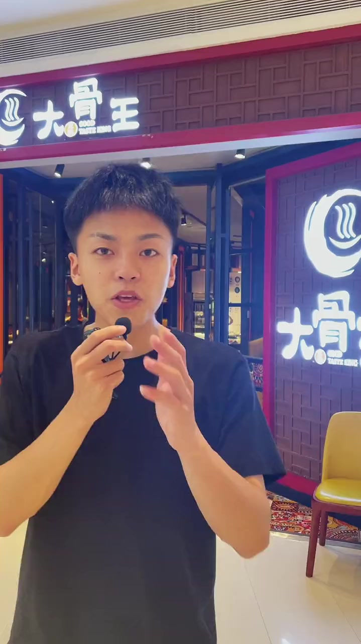 夏天吃火锅我就喜欢这种真材实料大骨熬的高汤