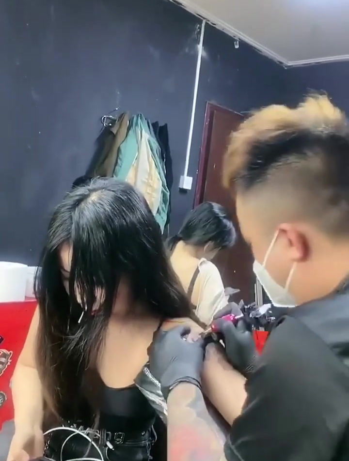 想不明白为什么在这地方纹身,美女在大臂处纹,真的好看吗