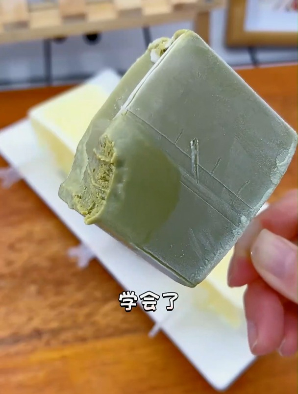 不用鸡蛋 也不用淡奶油 在家就能做出绵密无冰渣的低成本冰淇淋