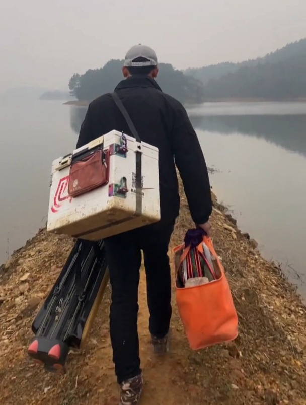 刘志强老师冬季钓鲫鱼,蚯蚓作钓技巧,为一条鱼想尽各种办法