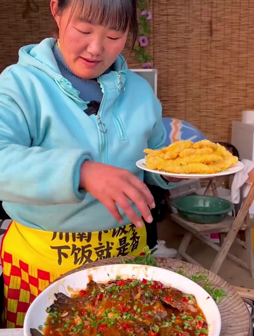 在海边收获了两条黑白斑马鱼,拿着回家做个柠檬烧斑马鱼吃