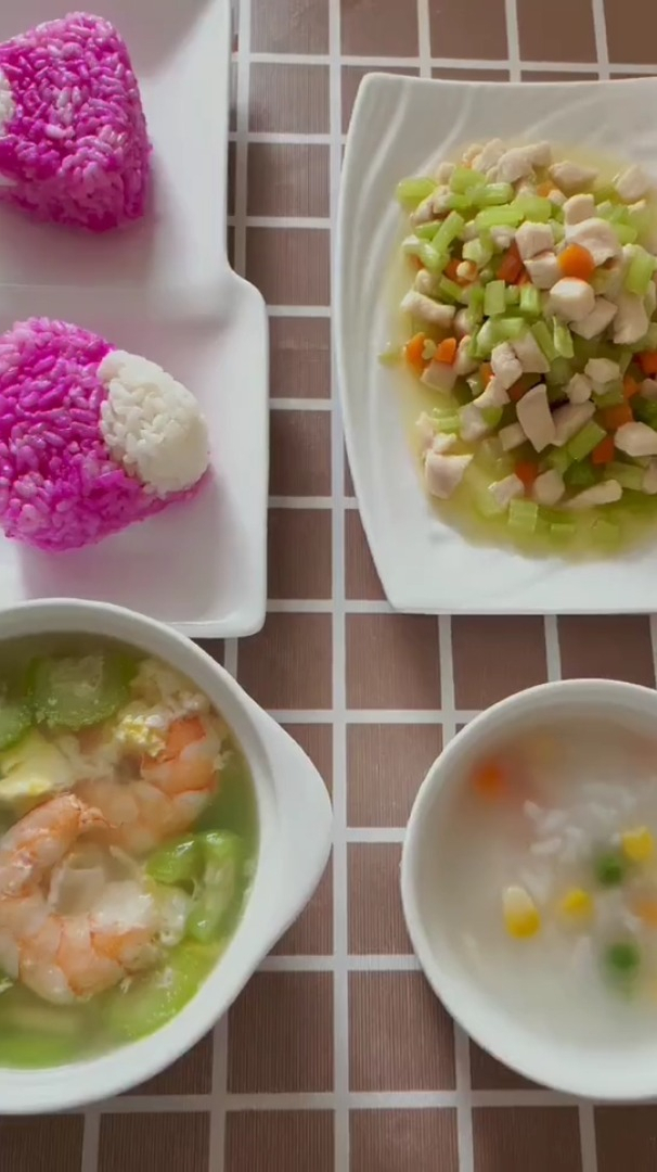 虾仁丝瓜汤,火龙果饭团,鸡肉丁炒芹菜,这样的月子餐你喜欢吗