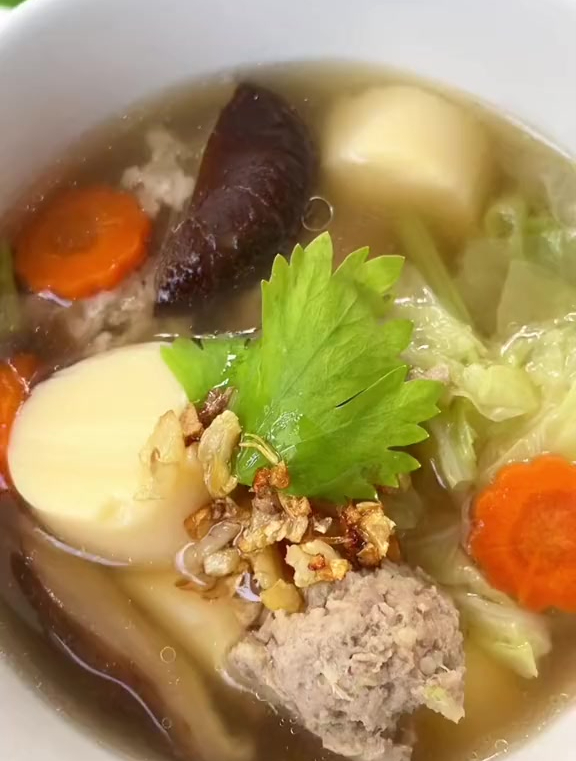 猪肉碎豆腐清汤,早上最喜欢的菜单,汤味道醇厚,有香料的香味