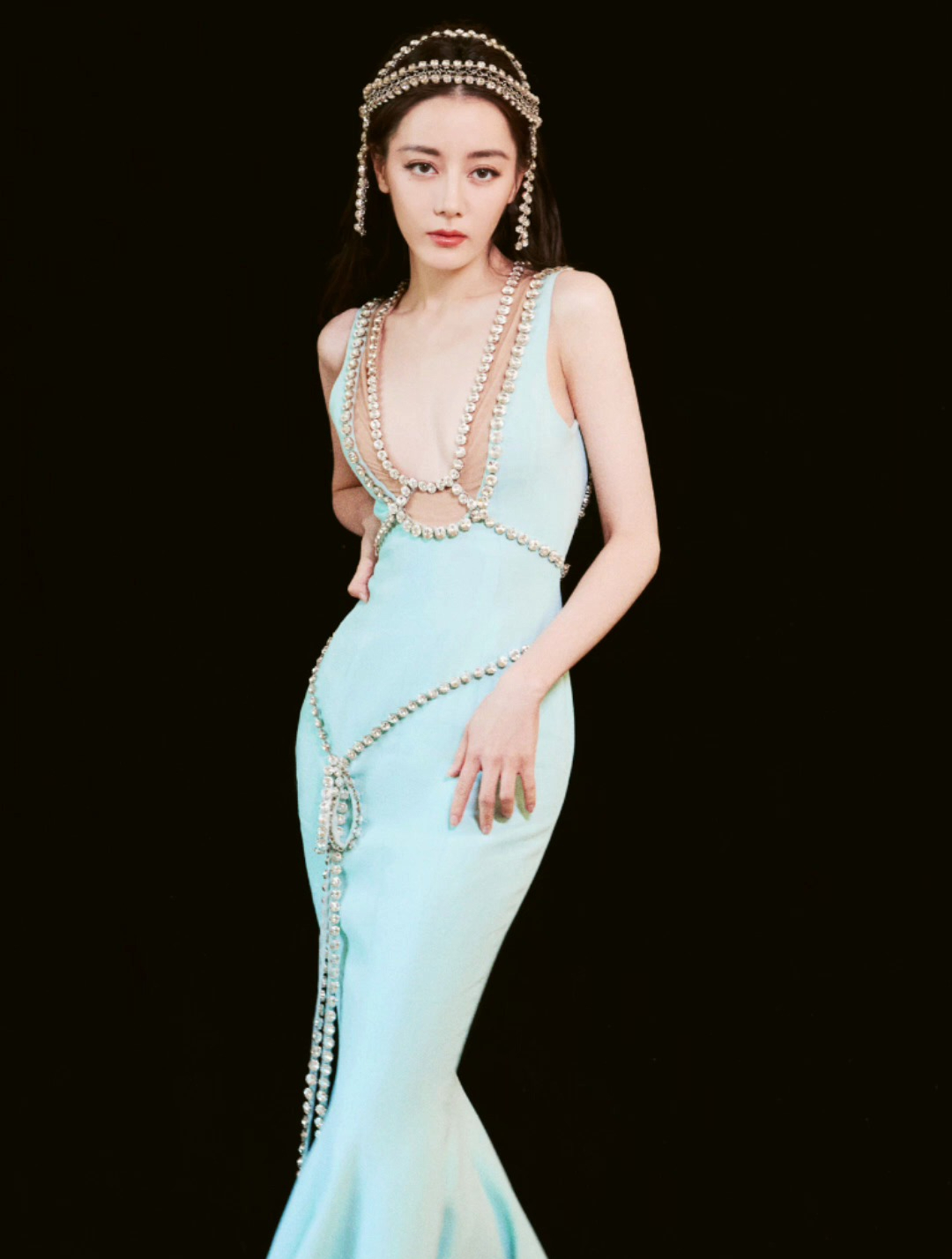 迪丽热巴穿浅薄荷绿色鱼尾裙,清新优雅有韵味