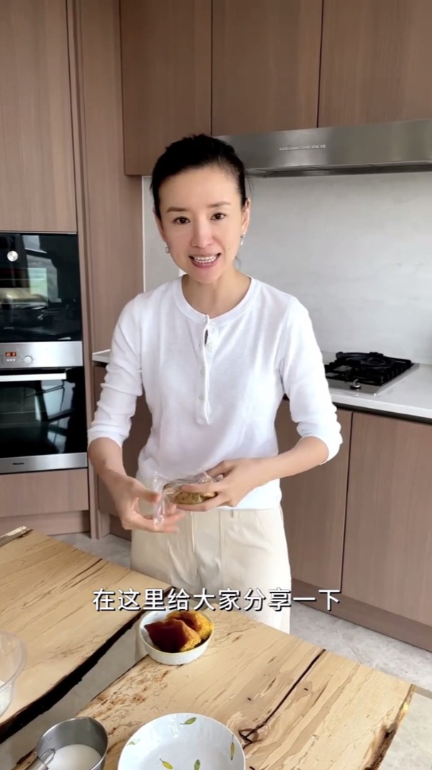 董洁分享做海绵蛋糕!大力搅鸡蛋青筋凸起,双手沾满面粉太真实!