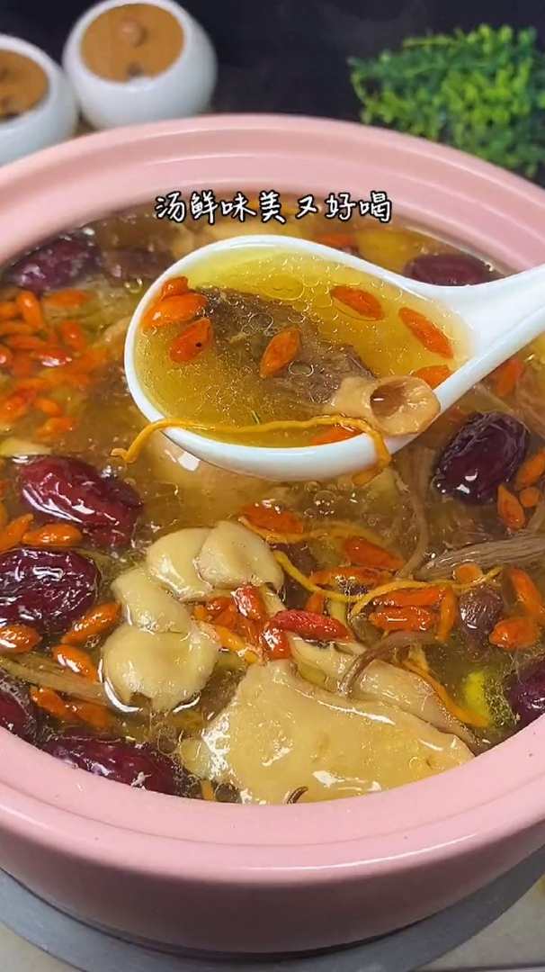 椰子菌菇和鸡一起煲汤,汤汁清甜,鸡肉嫩滑
