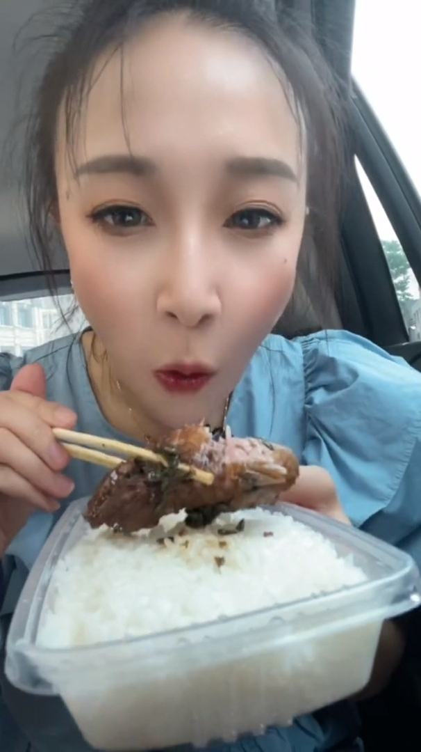 你们让我去测的香肉饭米饭刚好并不黏肉很过瘾