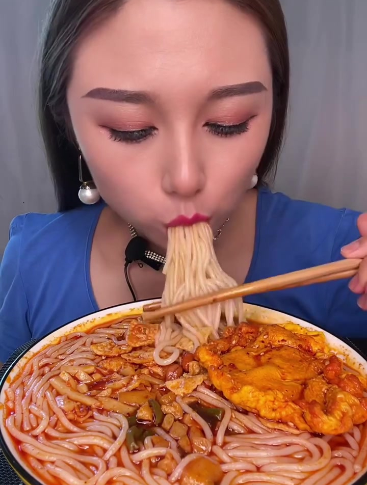 螺蛳粉 煎蛋来了,有喜欢这一口的么?