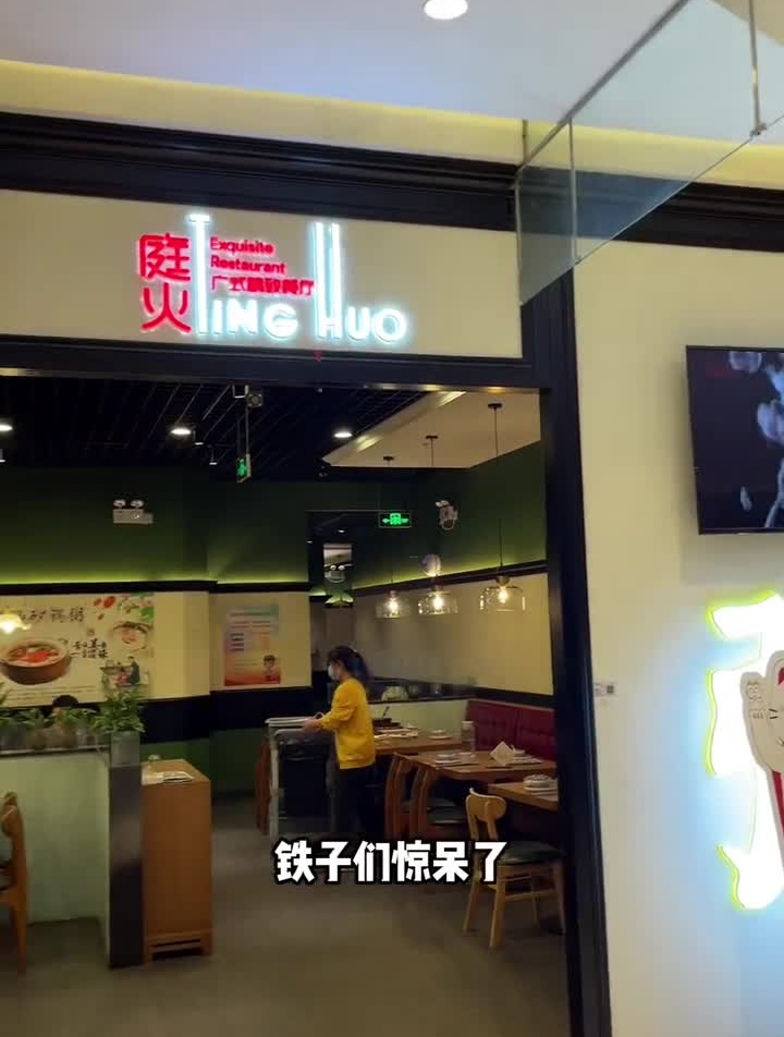 金沙红米肠卤水拼盘皮蛋瘦肉粥巨巨好吃