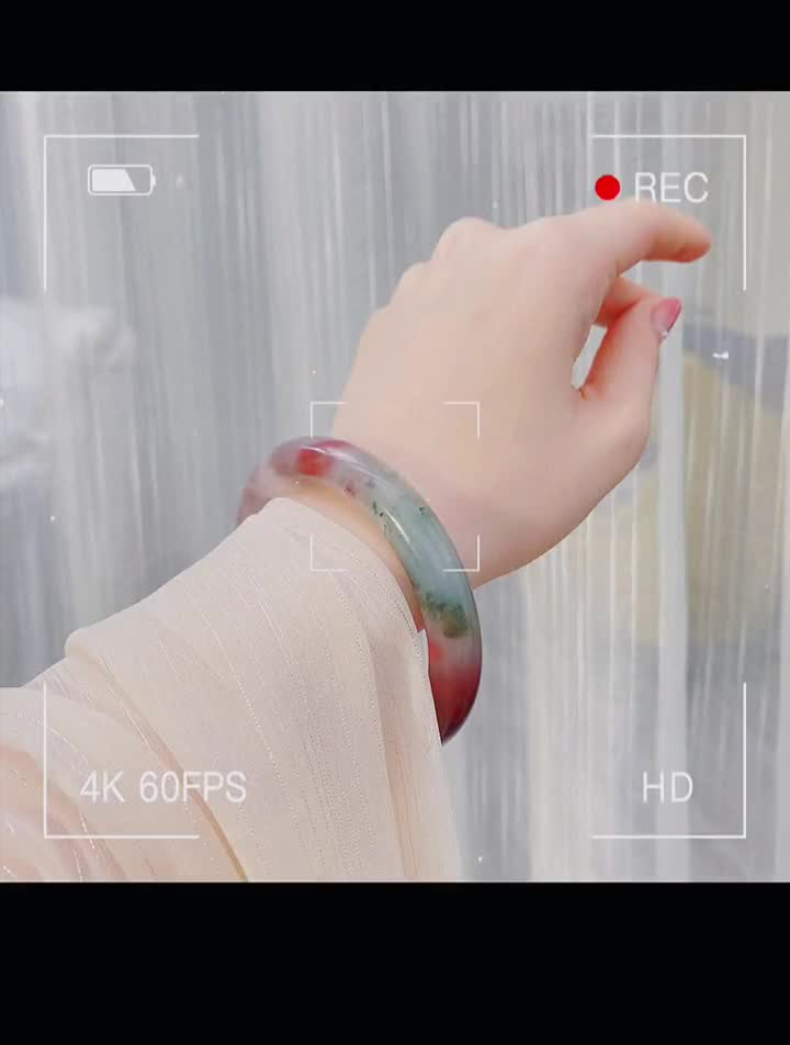 让我们一起期待一下它的下一任主人吧!闺蜜礼物鸡血玉手镯玉