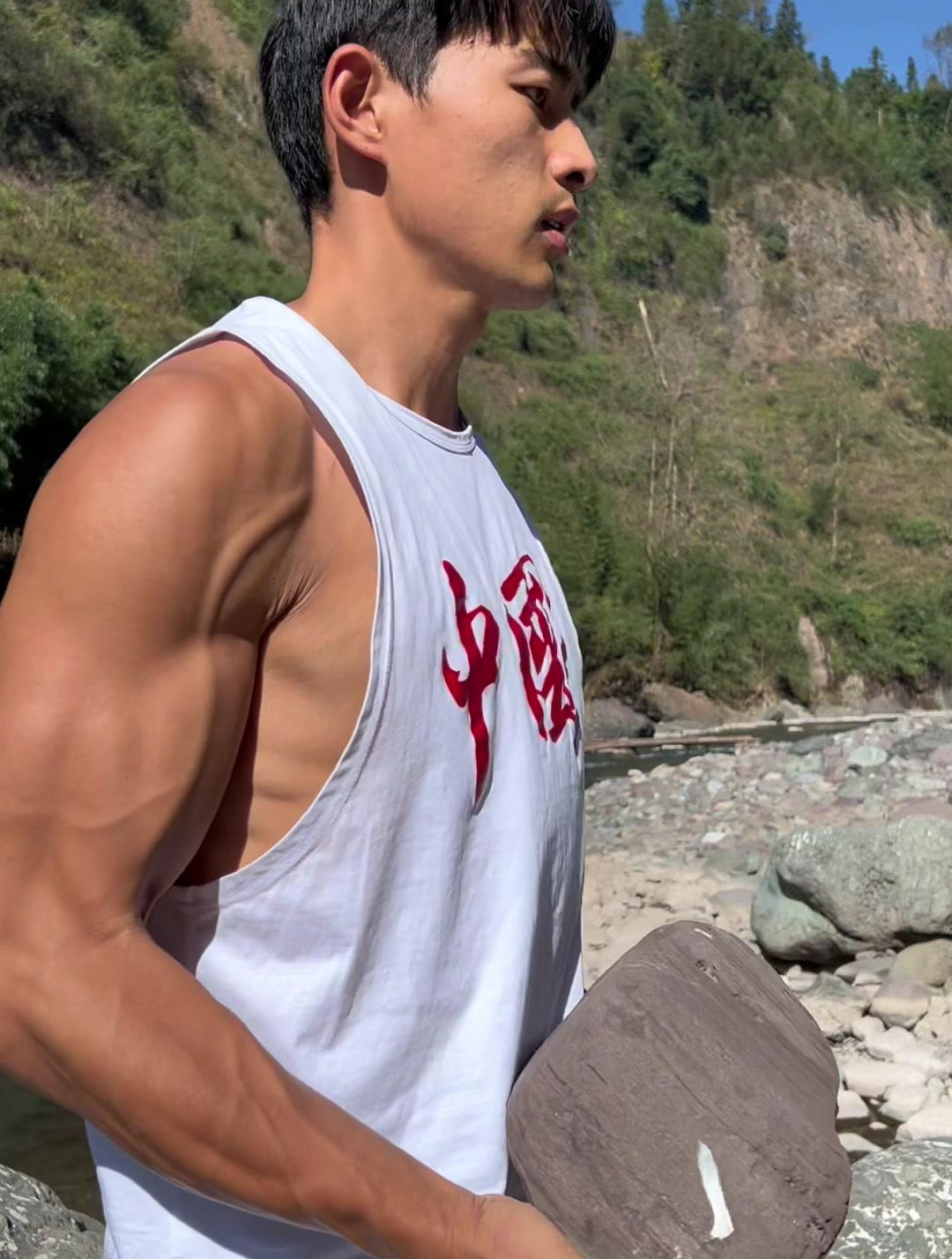 在这阳光明媚的冬日里,锻炼之后煮一碗砂锅面条,一大碗都不够吃