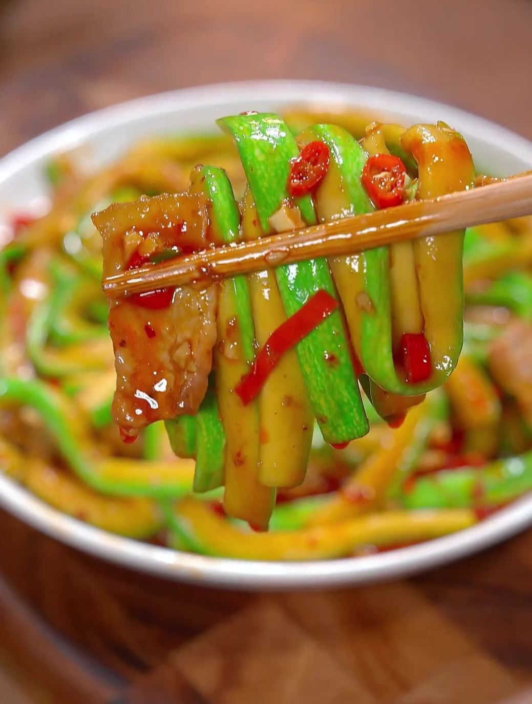 这样做的西葫芦炒肉清脆爽口还下饭,学会了就赶紧动手做起来吧