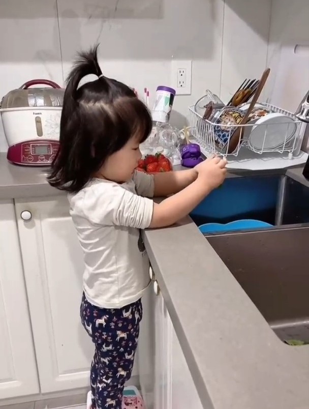 爸爸刚mai好菜到家,妮看到草莓就立马跑去拿板凳帮忙洗