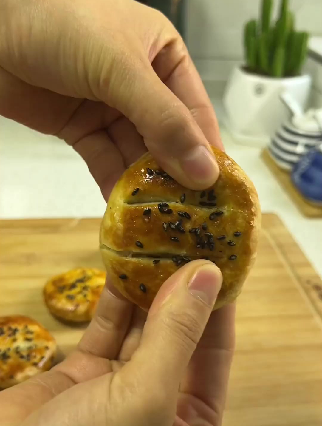 在家也可以做红豆酥,香酥可口,大人小孩都爱吃