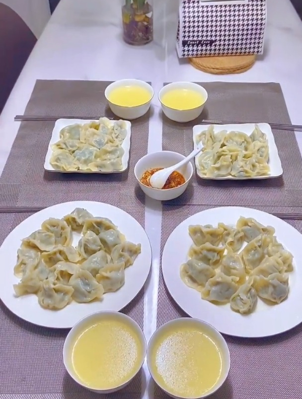 自己种的小菜熟了,来做一些饺子吃吧