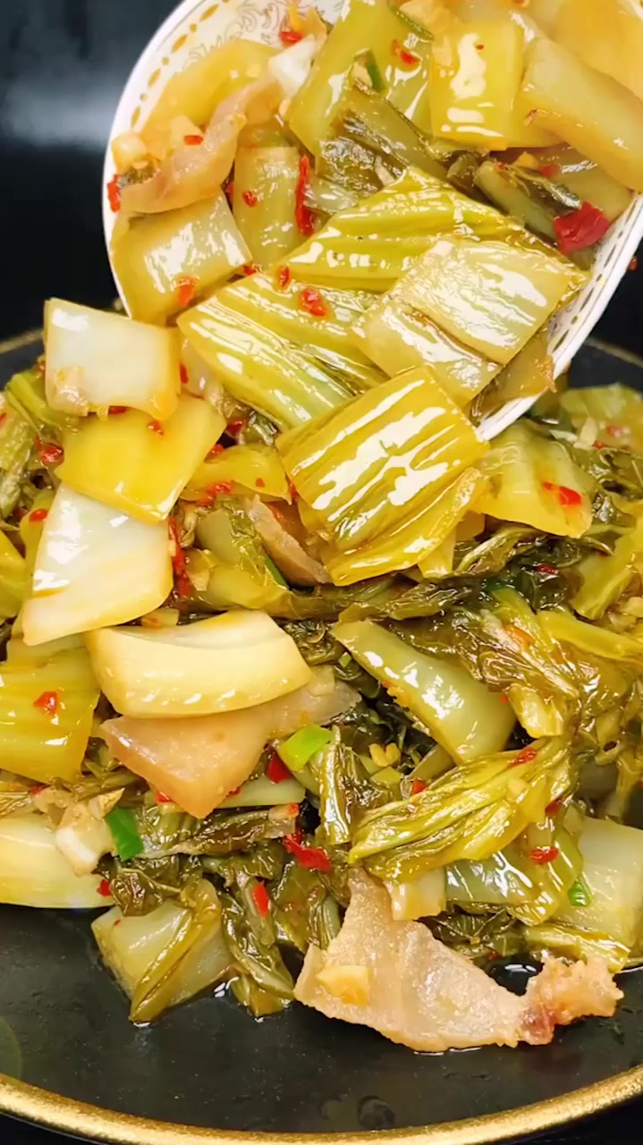 这道菜一定要安排起来,酸菜炒肉家常做法美食教程做个菜