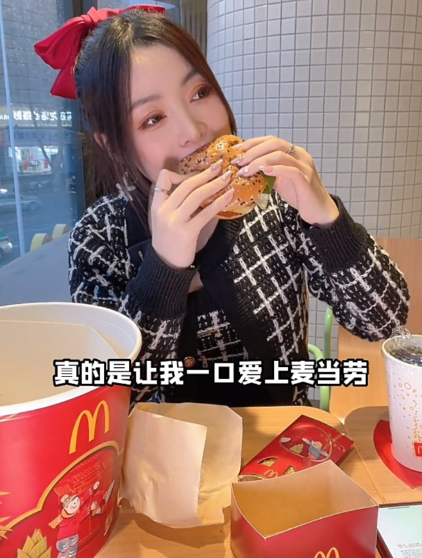麦当劳的肉酱安格斯厚牛堡,真的让我一口爱上!