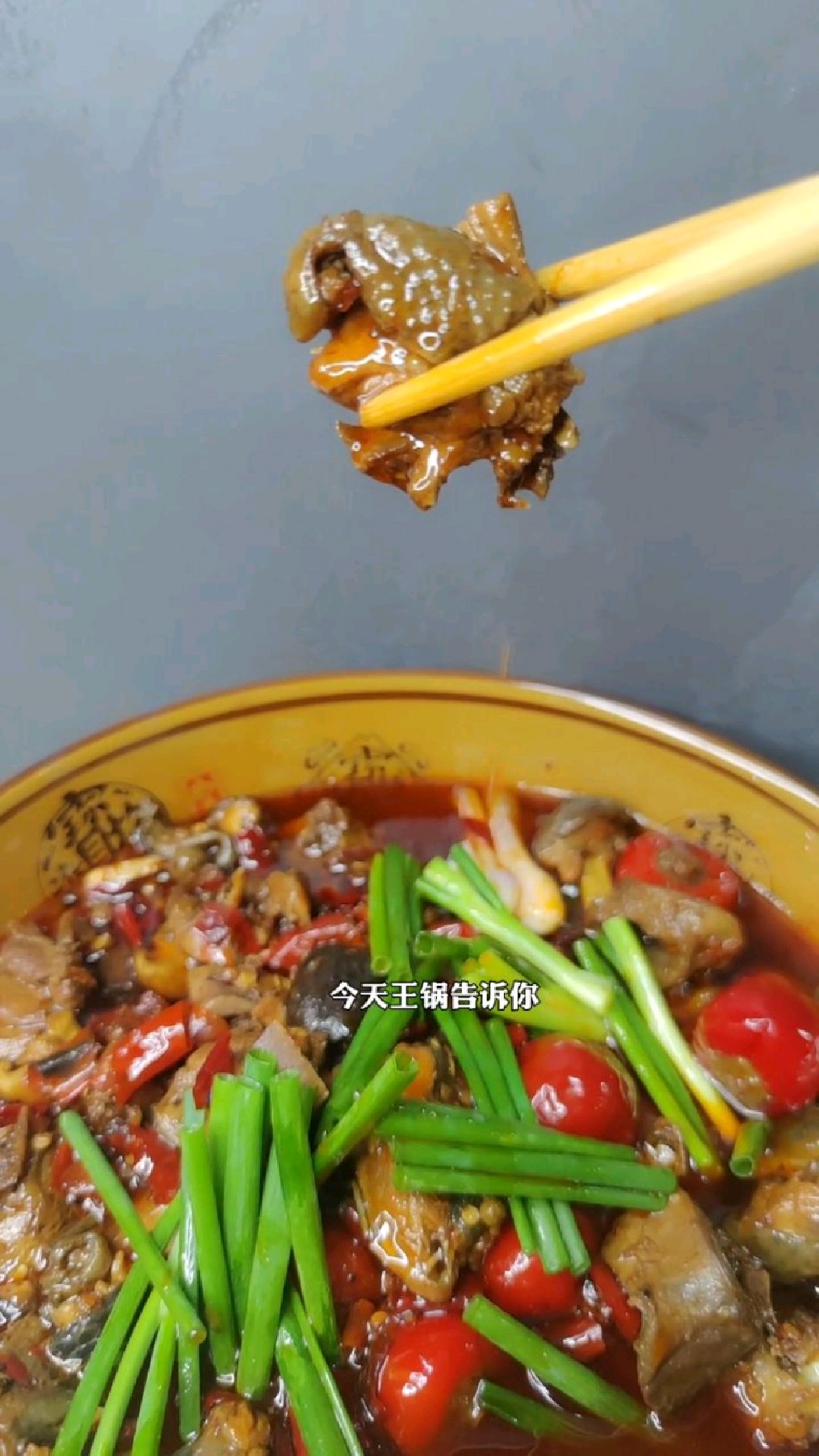 重庆南山就是靠这只鸡发展起来的,30年前整个南山几百家店,全是卖鸡的。