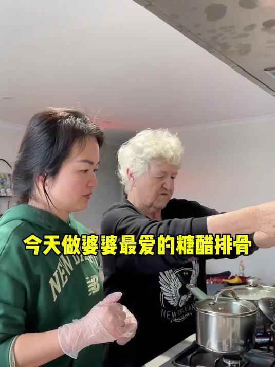 今天给婆婆做她最爱的糖醋排骨 两个孩子也吃香了