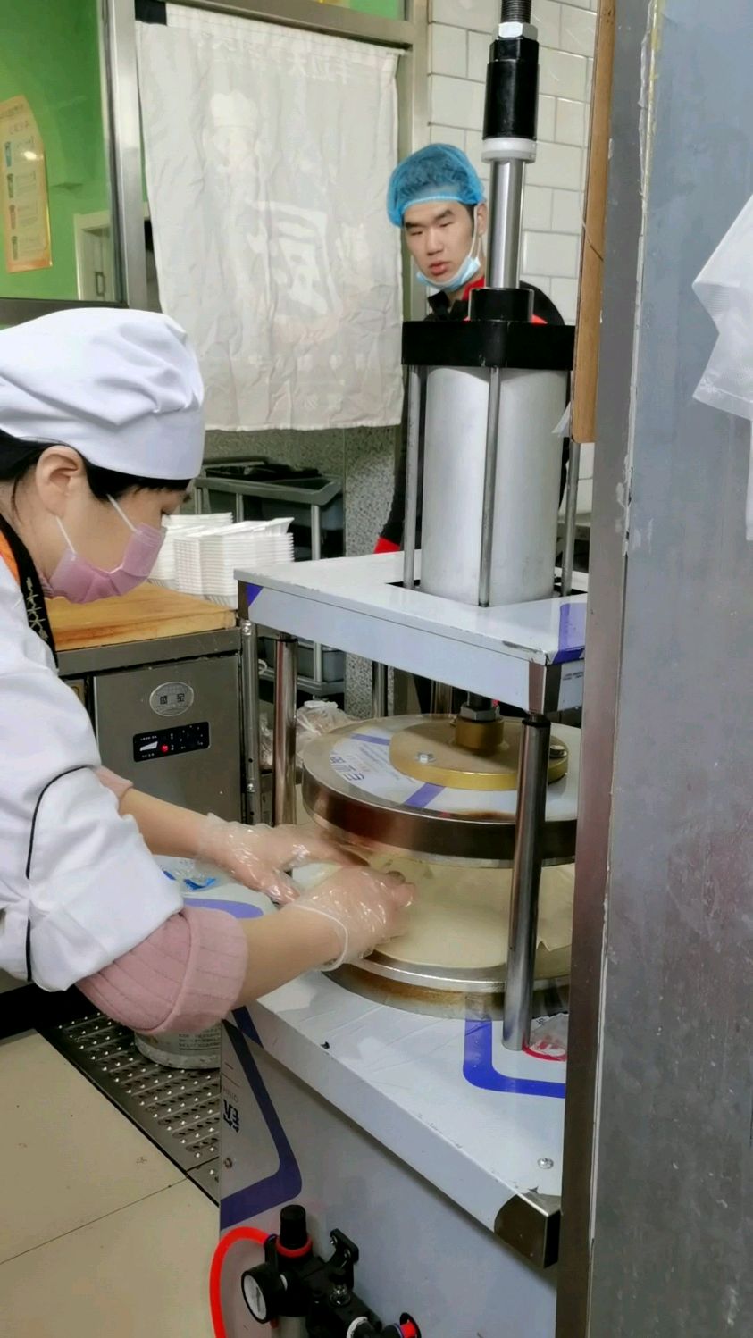 石家庄元氏半边天熏肉大饼卷饼店,用压饼机压饼,生意火爆!