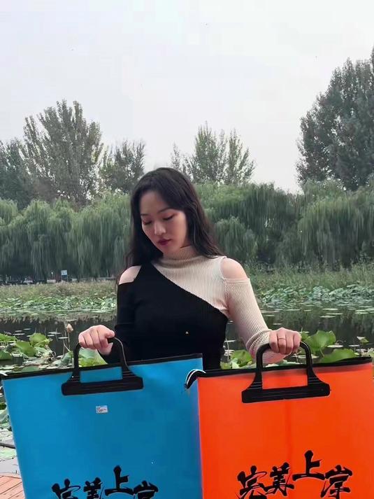 出门钓鱼不用在大包小包了，用这个大容量渔具袋一包就能搞定了！